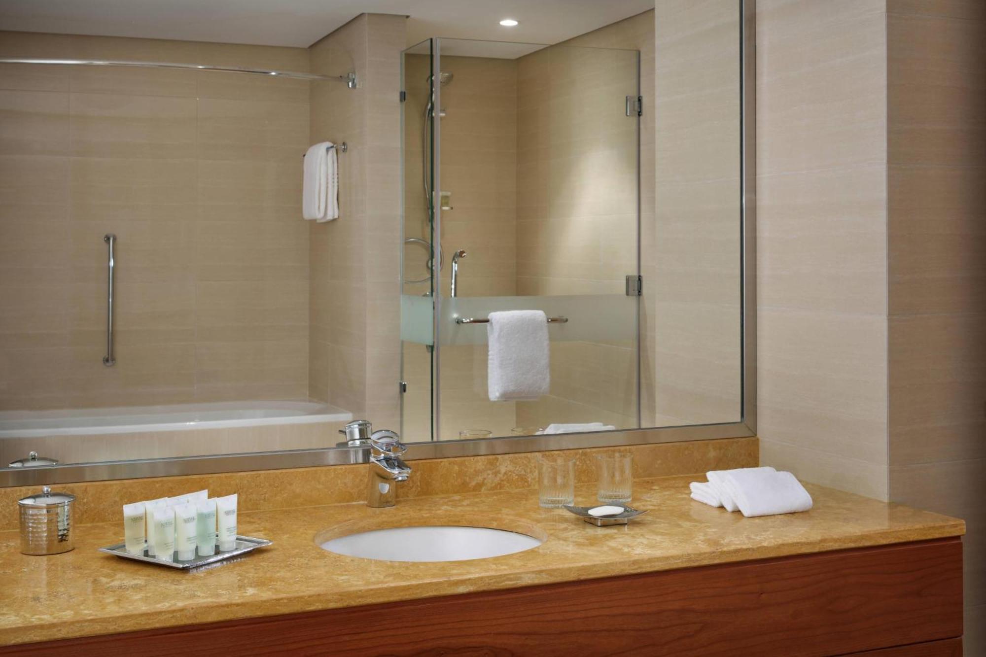 Courtyard By Marriott Kuwait City Eksteriør billede