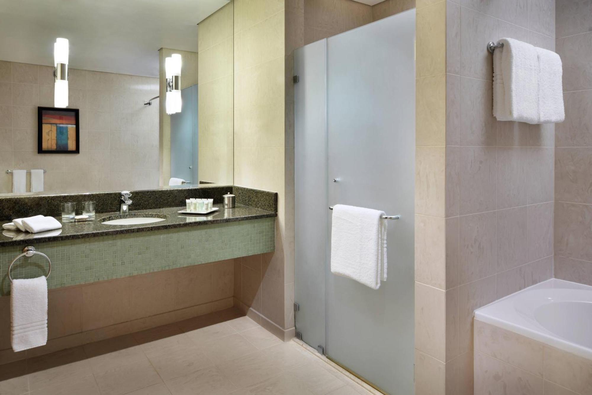 Courtyard By Marriott Kuwait City Eksteriør billede