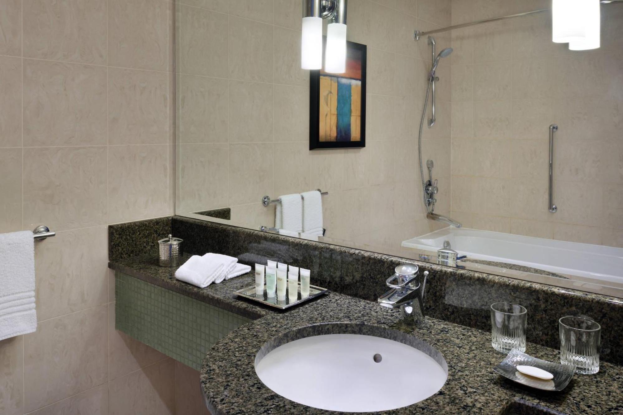 Courtyard By Marriott Kuwait City Eksteriør billede