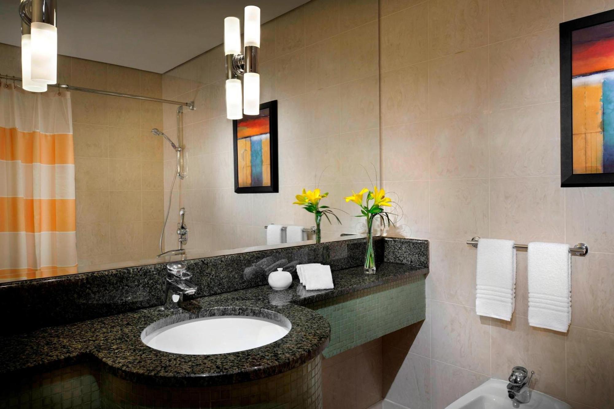 Courtyard By Marriott Kuwait City Eksteriør billede