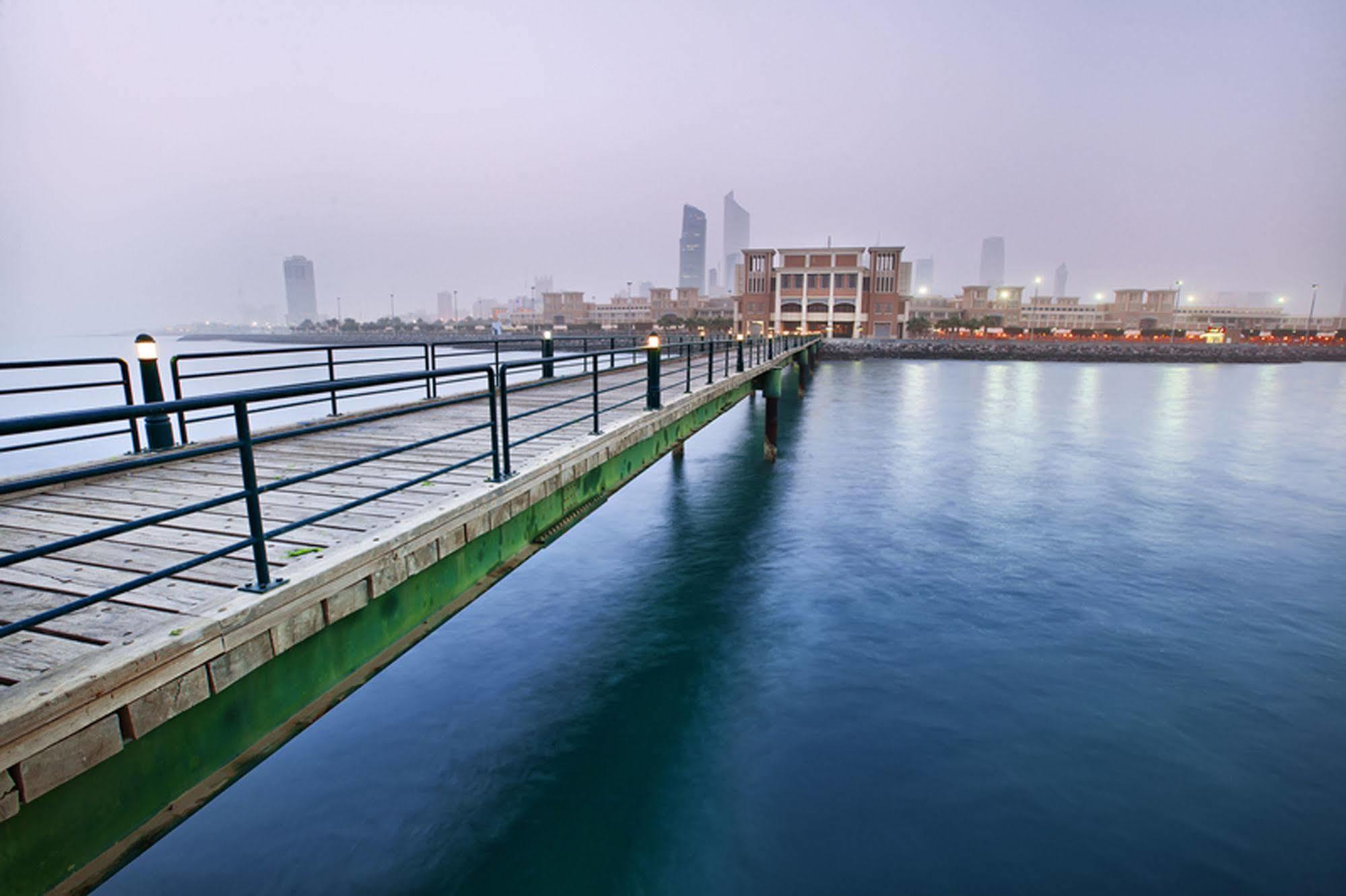 Courtyard By Marriott Kuwait City Eksteriør billede